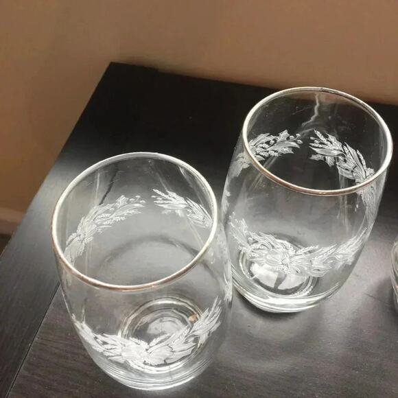 Vintage 80s Libbey Holiday Accents "Ribbons & Bows" tumblers - Picture 3 of 5